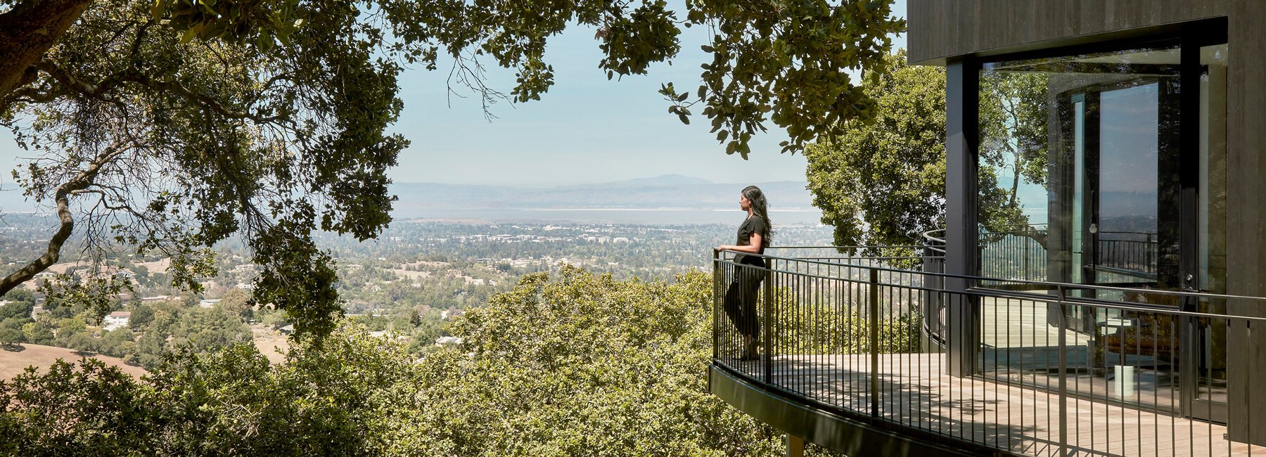 feldman architecture perche sa « maison ronde » enveloppante au sommet d’une falaise californienne.