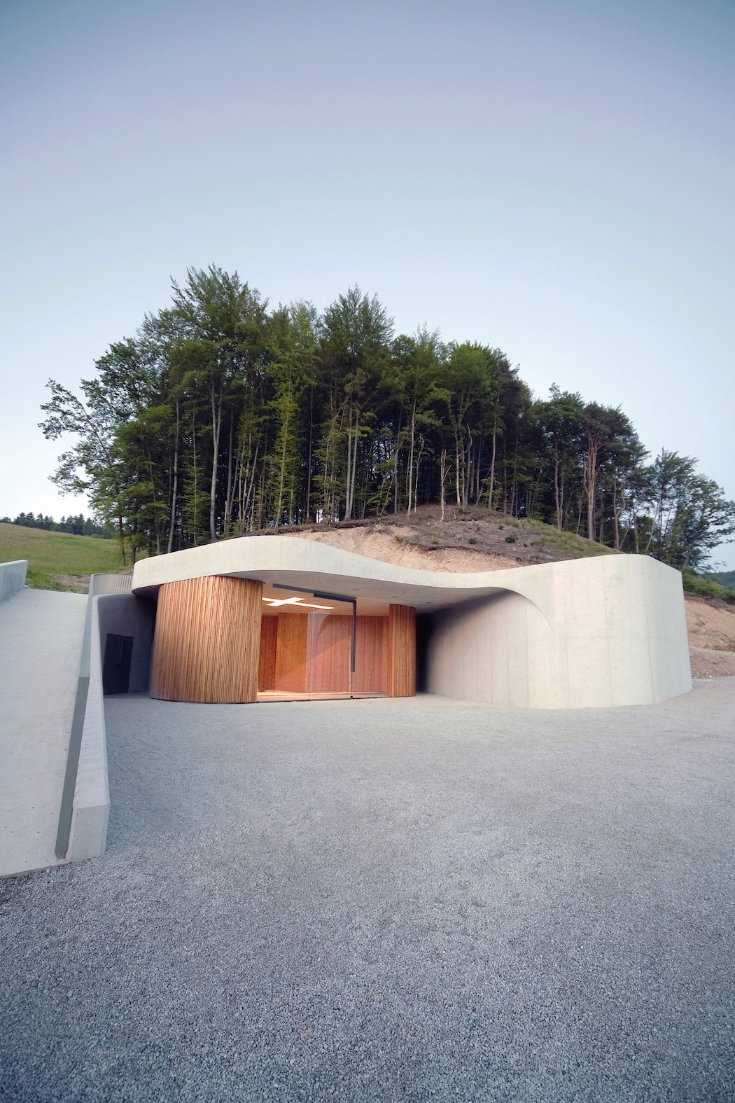 Une chapelle incurvée en béton par OFIS Architects