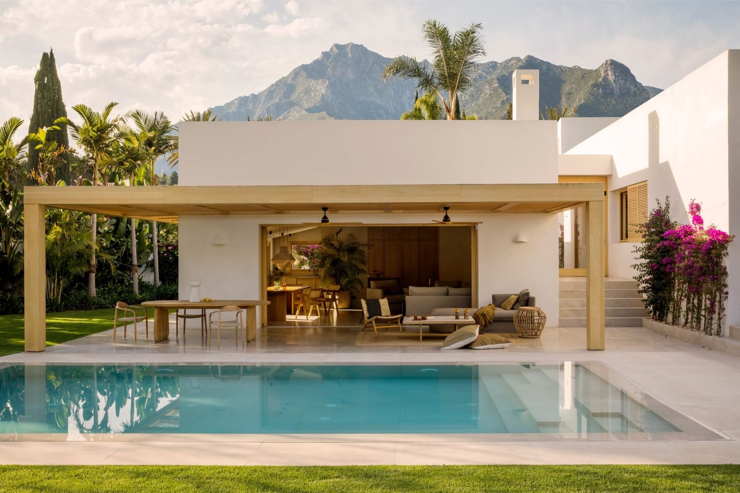 La Casa JMA de Febrero Studio est un hymne à la vie lente et aux journées tranquilles sous le soleil de la Méditerranée.