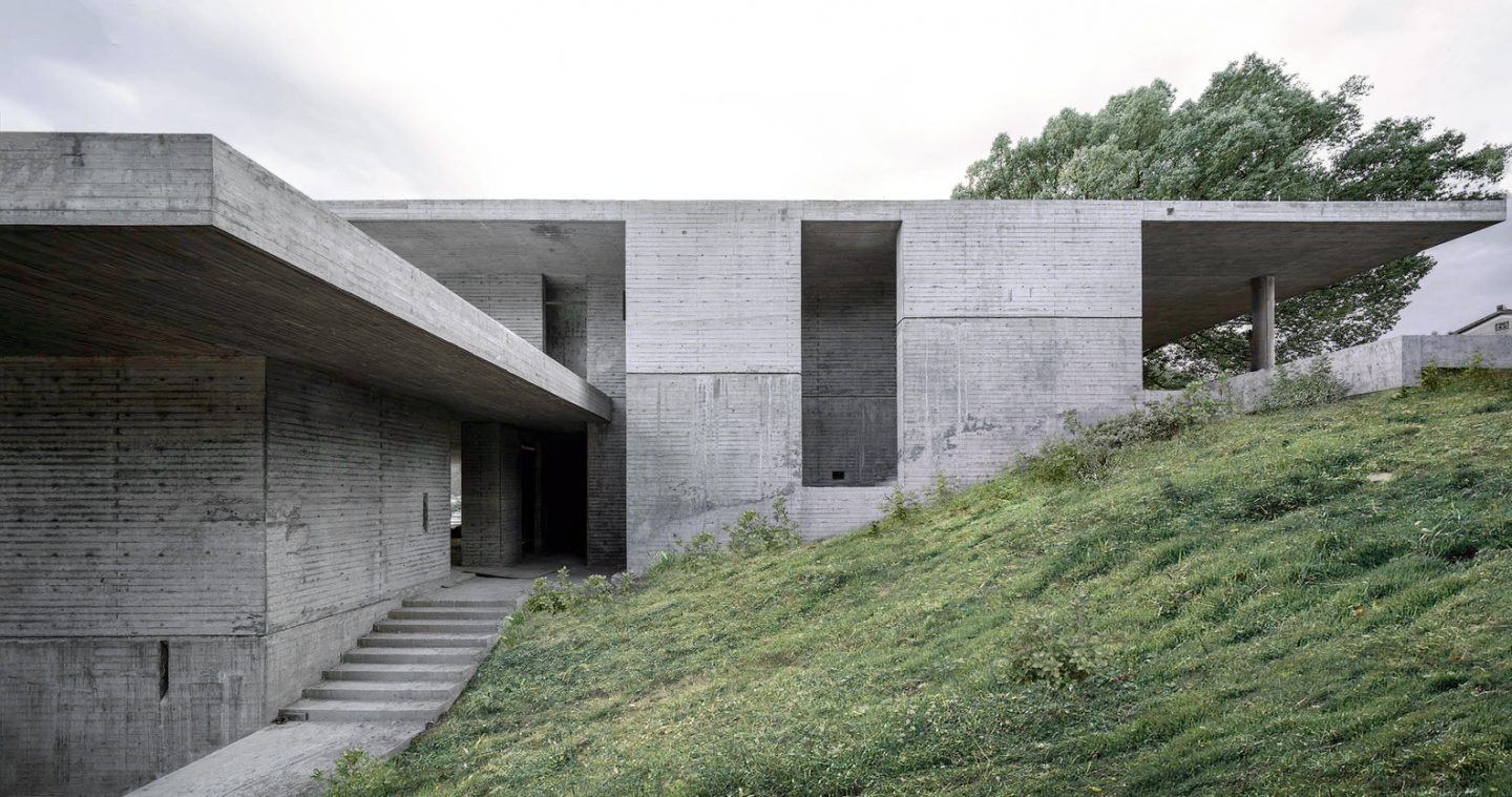 Une spectaculaire maison de thé en béton avec vue sur la rivière en Chine