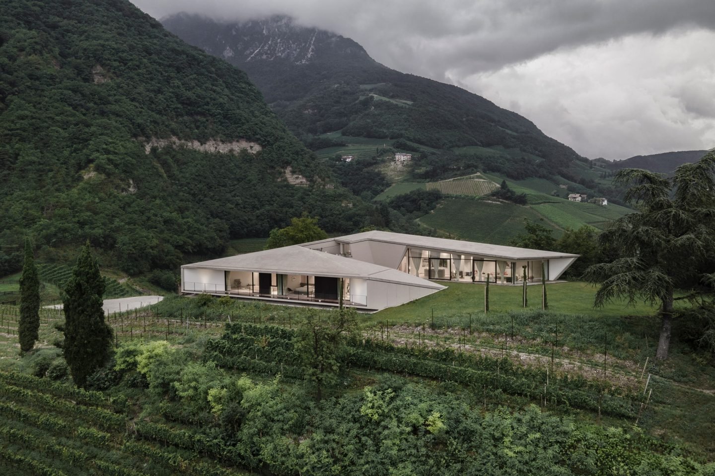 Parmi les vallées et les vignobles se trouve la villa angulaire de Peter Pichler, Kastelaz Hof.